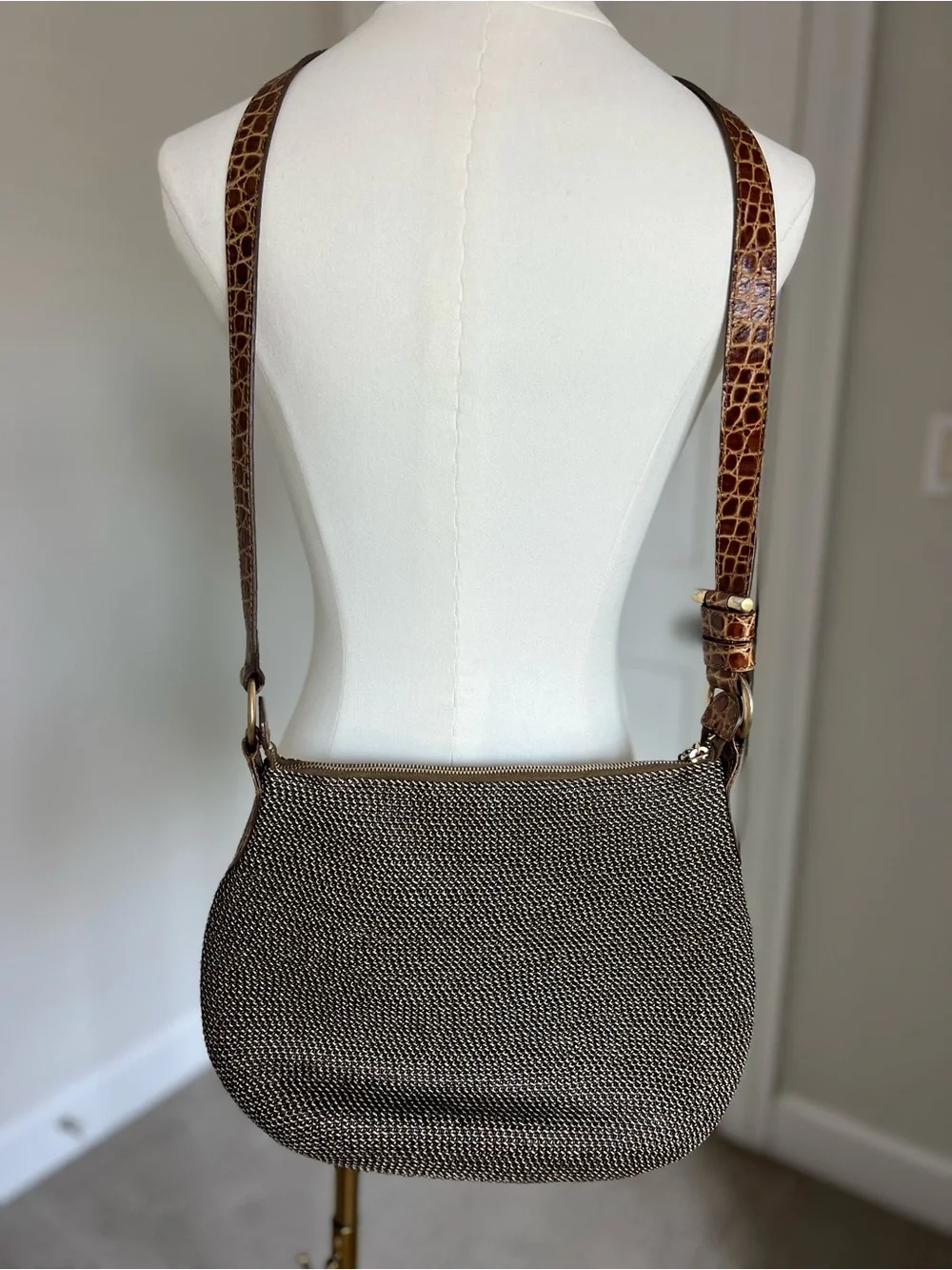 Eric Javits Brown Beige Woven Shoulder Bag Medium Crescent Zip Top Inner Pockets